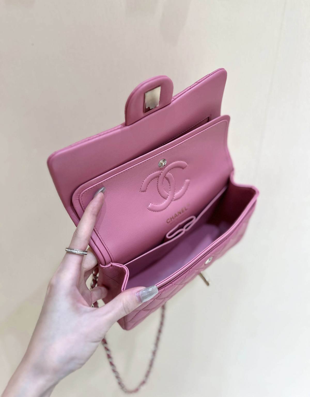 Ellebag’s Top-Grade Replica of the Chanel Classic Flap Small Bag: A 23cm Deep Pink Lambskin with Champagne Gold Hardware(2025 Feb Updated)-Bescht Qualitéit Fake Louis Vuitton Bag Online Store, Replica Designer Bag ru