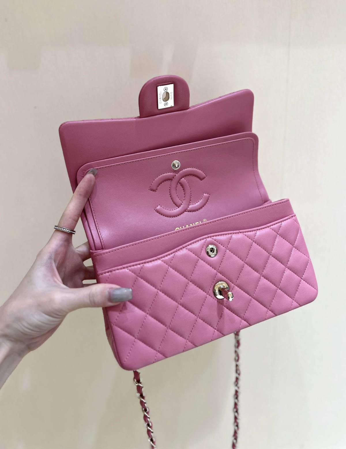 Ellebag’s Top-Grade Replica of the Chanel Classic Flap Small Bag: A 23cm Deep Pink Lambskin with Champagne Gold Hardware(2025 Feb Updated)-Bescht Qualitéit Fake Louis Vuitton Bag Online Store, Replica Designer Bag ru