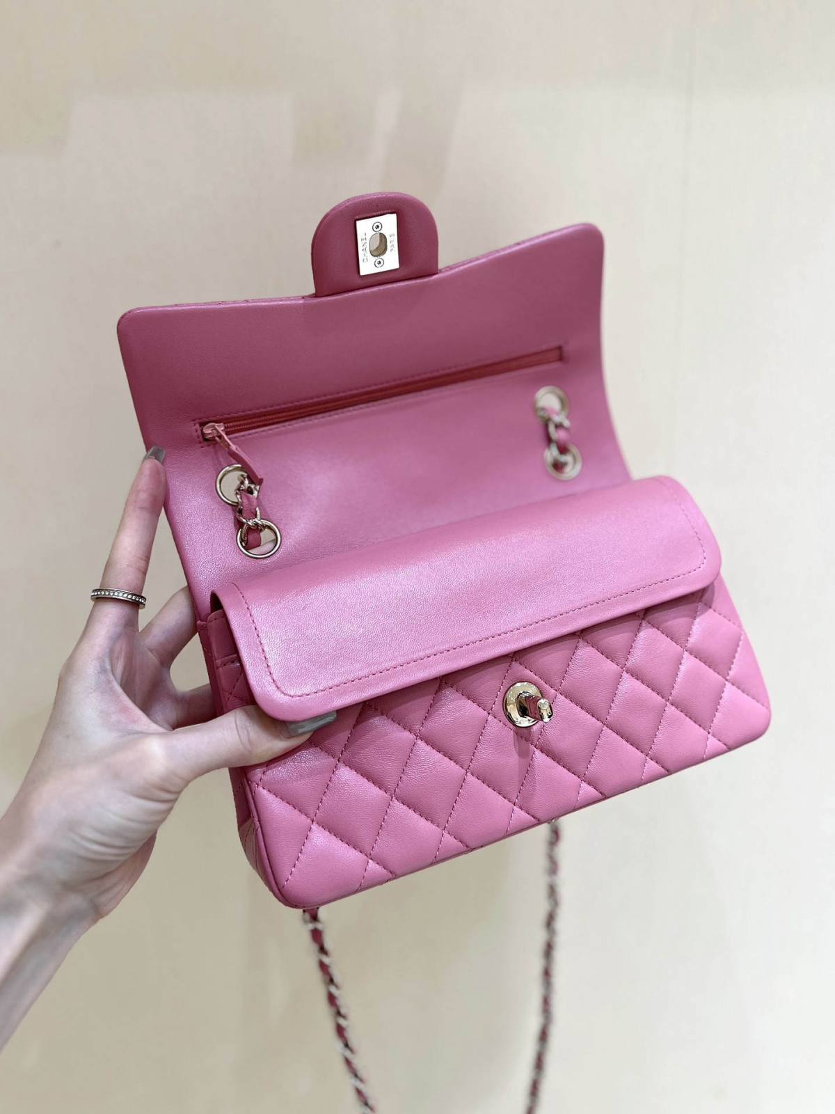 Ellebag’s Top-Grade Replica of the Chanel Classic Flap Small Bag: A 23cm Deep Pink Lambskin with Champagne Gold Hardware(2025 Feb Updated)-Bescht Qualitéit Fake Louis Vuitton Bag Online Store, Replica Designer Bag ru