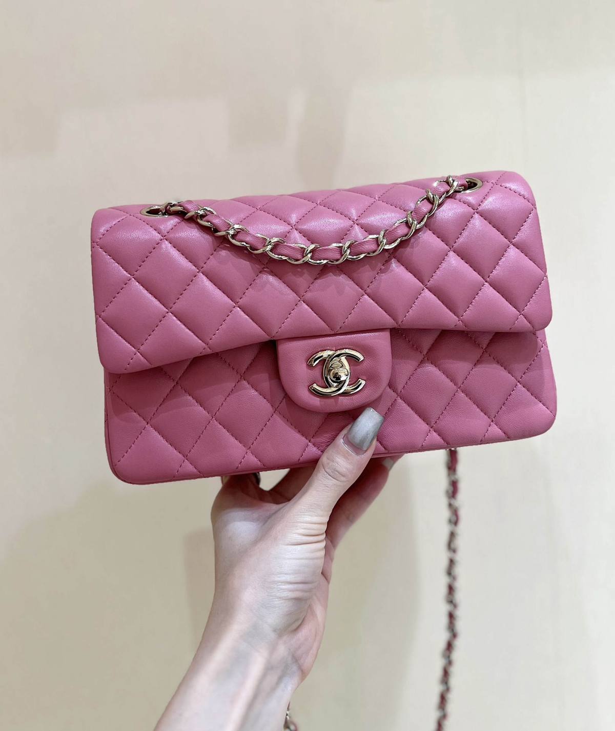 Ellebag’s Top-Grade Replica of the Chanel Classic Flap Small Bag: A 23cm Deep Pink Lambskin with Champagne Gold Hardware(2025 Feb Updated)-Bescht Qualitéit Fake Louis Vuitton Bag Online Store, Replica Designer Bag ru