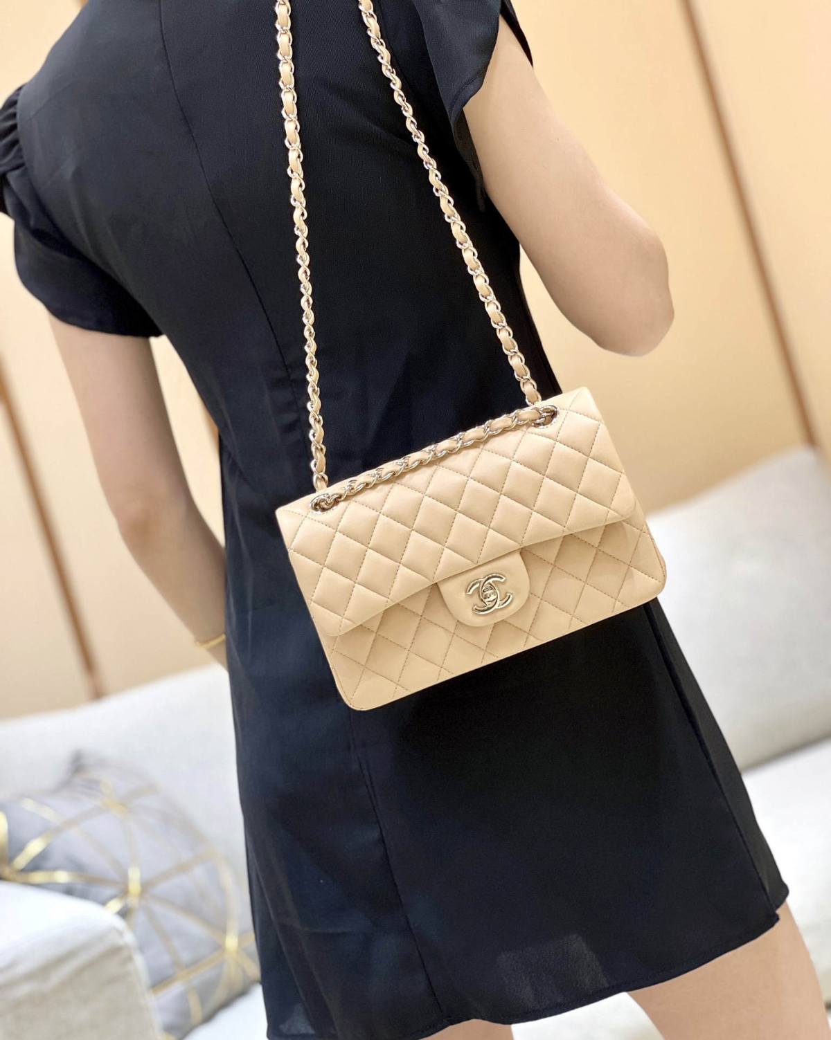 Ellebag’s Top-Grade Replica of the Chanel Classic Flap Small Bag: A 23cm Light Beige Lambskin with Champagne Gold Hardware(2025 Feb Updated)-उत्तम गुणवत्ता नकली लुई Vuitton बैग ऑनलाइन स्टोर, प्रतिकृति डिजाइनर बैग ru