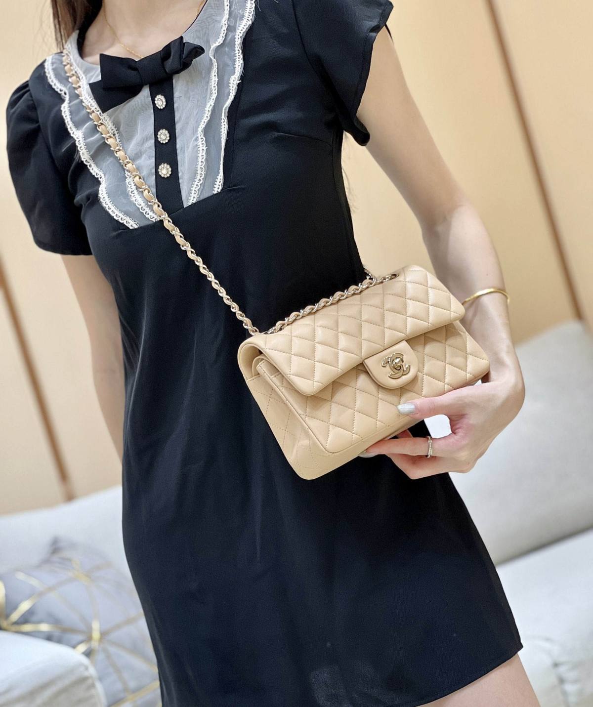 Ellebag’s Top-Grade Replica of the Chanel Classic Flap Small Bag: A 23cm Light Beige Lambskin with Champagne Gold Hardware(2025 Feb Updated)-उत्तम गुणवत्ता नकली लुई Vuitton बैग ऑनलाइन स्टोर, प्रतिकृति डिजाइनर बैग ru