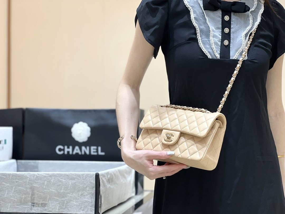 Ellebag’s Top-Grade Replica of the Chanel Classic Flap Small Bag: A 23cm Light Beige Lambskin with Champagne Gold Hardware(2025 Feb Updated)-उत्तम गुणवत्ता नकली लुई Vuitton बैग ऑनलाइन स्टोर, प्रतिकृति डिजाइनर बैग ru