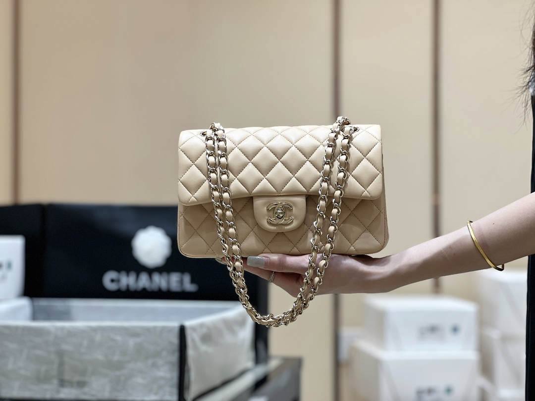 Ellebag’s Top-Grade Replica of the Chanel Classic Flap Small Bag: A 23cm Light Beige Lambskin with Champagne Gold Hardware(2025 Feb Updated)-उत्तम गुणवत्ता नकली लुई Vuitton बैग ऑनलाइन स्टोर, प्रतिकृति डिजाइनर बैग ru