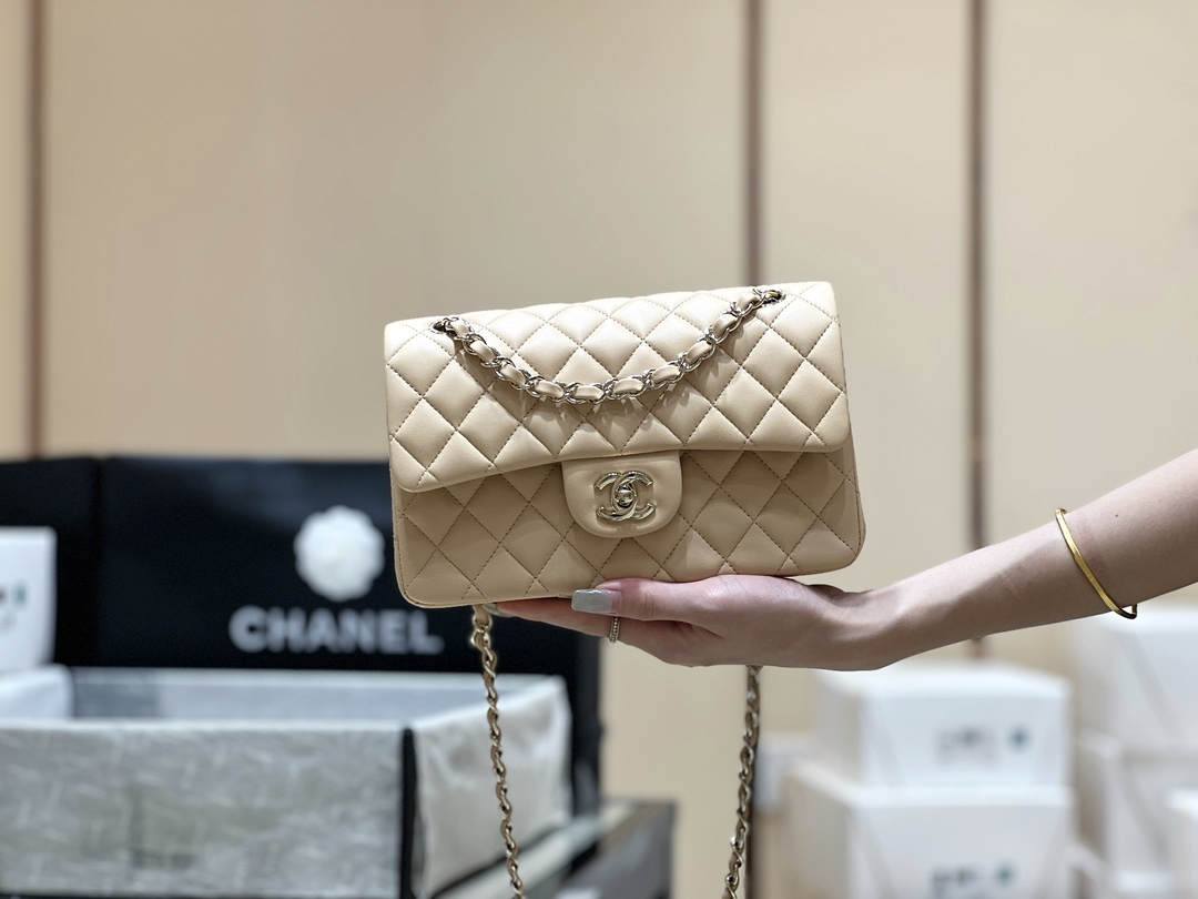 Ellebag’s Top-Grade Replica of the Chanel Classic Flap Small Bag: A 23cm Light Beige Lambskin with Champagne Gold Hardware(2025 Feb Updated)-उत्तम गुणवत्ता नकली लुई Vuitton बैग ऑनलाइन स्टोर, प्रतिकृति डिजाइनर बैग ru