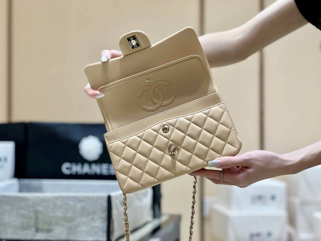 Ellebag’s Top-Grade Replica of the Chanel Classic Flap Small Bag: A 23cm Light Beige Lambskin with Champagne Gold Hardware(2025 Feb Updated)-उत्तम गुणवत्ता नकली लुई Vuitton बैग ऑनलाइन स्टोर, प्रतिकृति डिजाइनर बैग ru