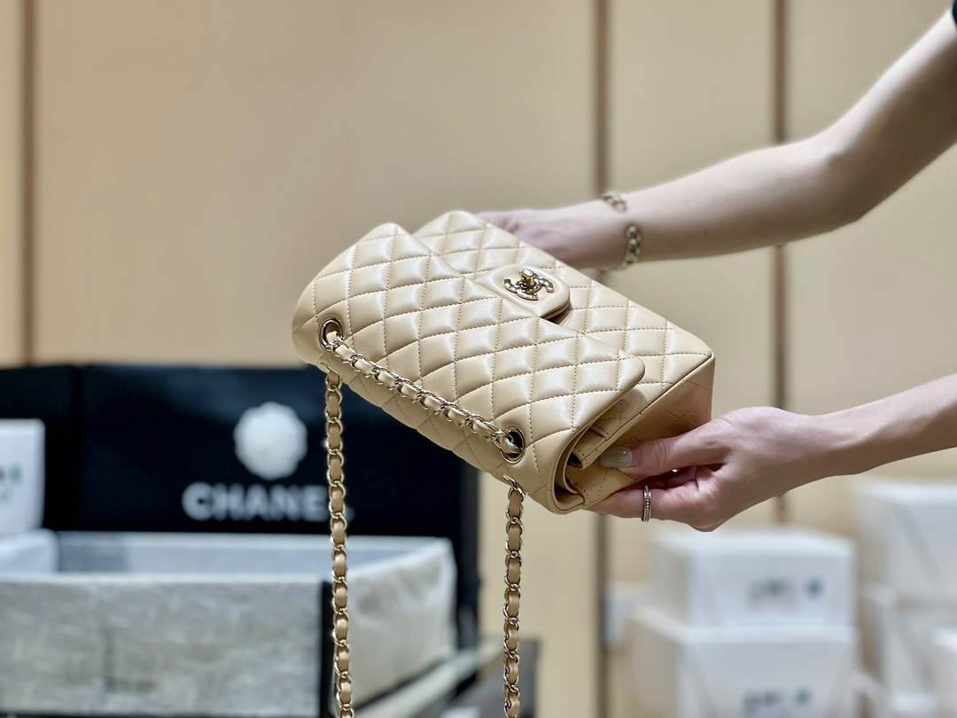 Ellebag’s Top-Grade Replica of the Chanel Classic Flap Small Bag: A 23cm Light Beige Lambskin with Champagne Gold Hardware(2025 Feb Updated)-उत्तम गुणवत्ता नकली लुई Vuitton बैग ऑनलाइन स्टोर, प्रतिकृति डिजाइनर बैग ru