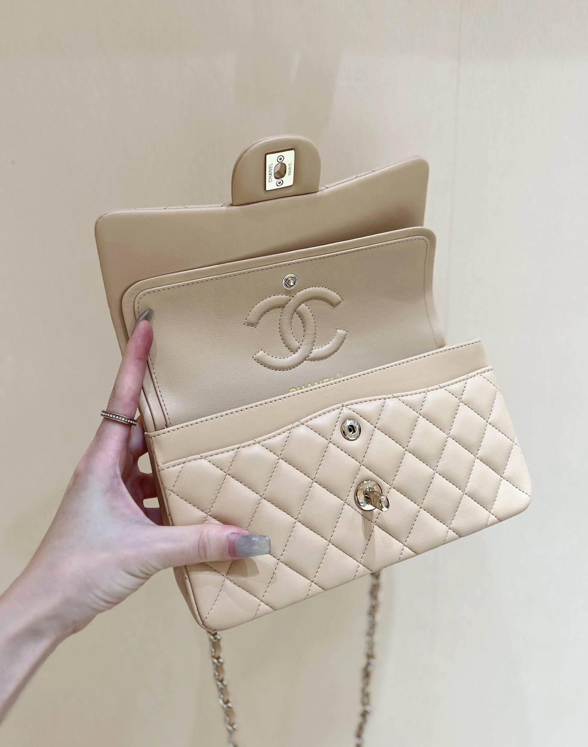 Ellebag’s Top-Grade Replica of the Chanel Classic Flap Small Bag: A 23cm Light Beige Lambskin with Champagne Gold Hardware(2025 Feb Updated)-उत्तम गुणवत्ता नकली लुई Vuitton बैग ऑनलाइन स्टोर, प्रतिकृति डिजाइनर बैग ru