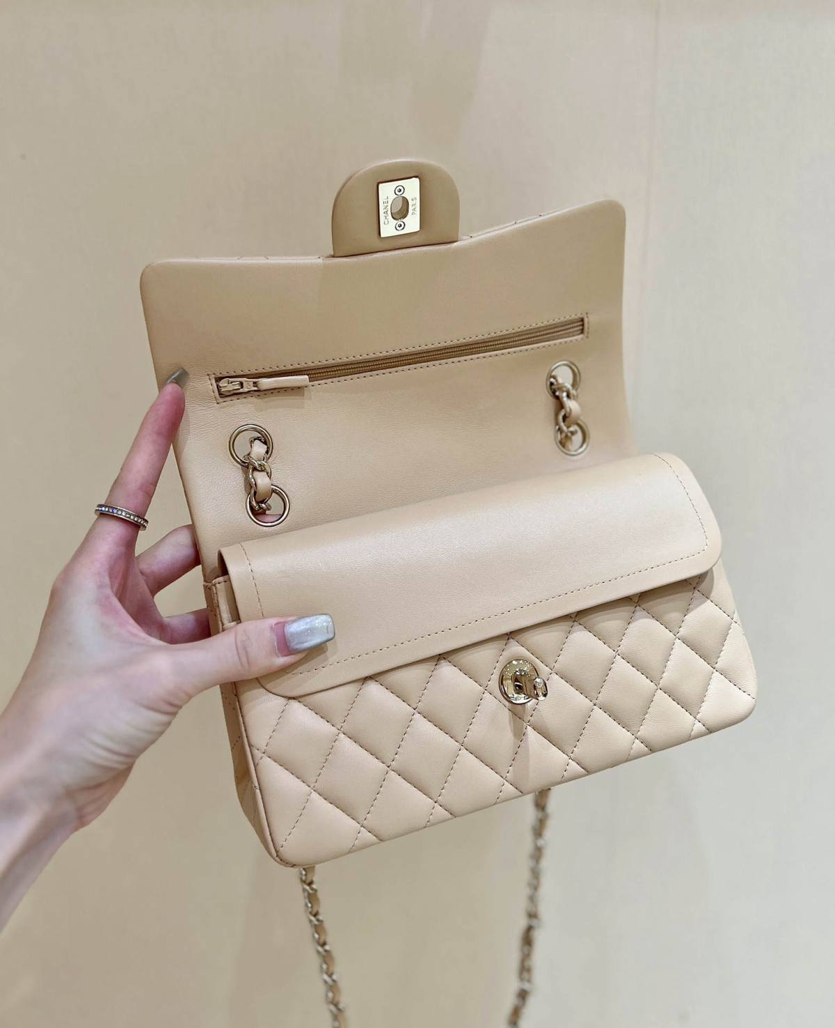 Ellebag’s Top-Grade Replica of the Chanel Classic Flap Small Bag: A 23cm Light Beige Lambskin with Champagne Gold Hardware(2025 Feb Updated)-उत्तम गुणवत्ता नकली लुई Vuitton बैग ऑनलाइन स्टोर, प्रतिकृति डिजाइनर बैग ru