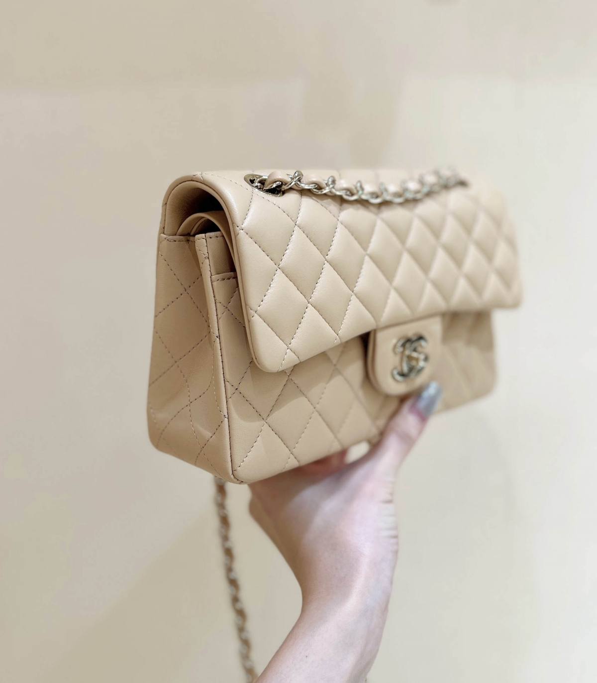 Ellebag’s Top-Grade Replica of the Chanel Classic Flap Small Bag: A 23cm Light Beige Lambskin with Champagne Gold Hardware(2025 Feb Updated)-उत्तम गुणवत्ता नकली लुई Vuitton बैग ऑनलाइन स्टोर, प्रतिकृति डिजाइनर बैग ru