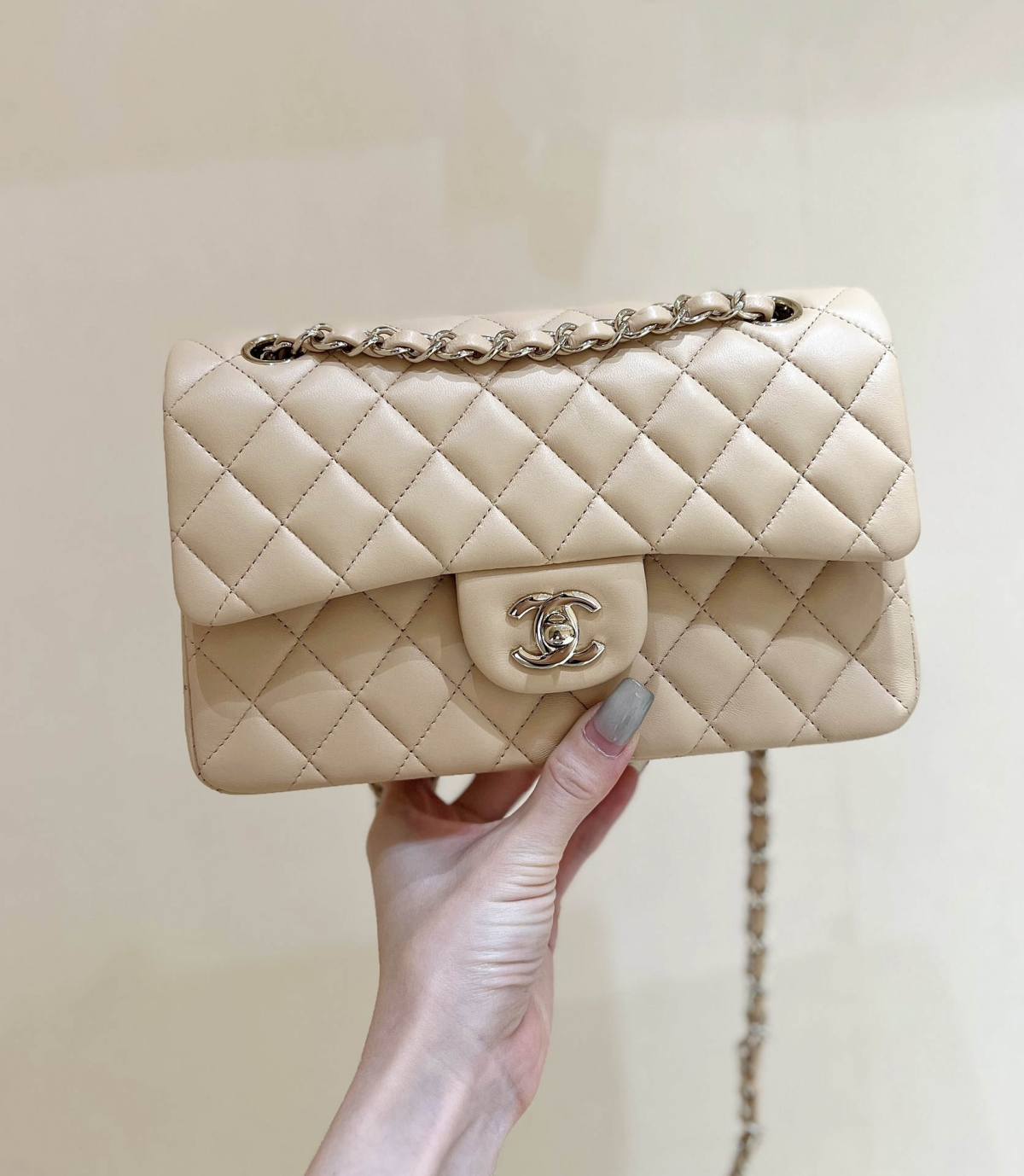 Ellebag’s Top-Grade Replica of the Chanel Classic Flap Small Bag: A 23cm Light Beige Lambskin with Champagne Gold Hardware(2025 Feb Updated)-उत्तम गुणवत्ता नकली लुई Vuitton बैग ऑनलाइन स्टोर, प्रतिकृति डिजाइनर बैग ru