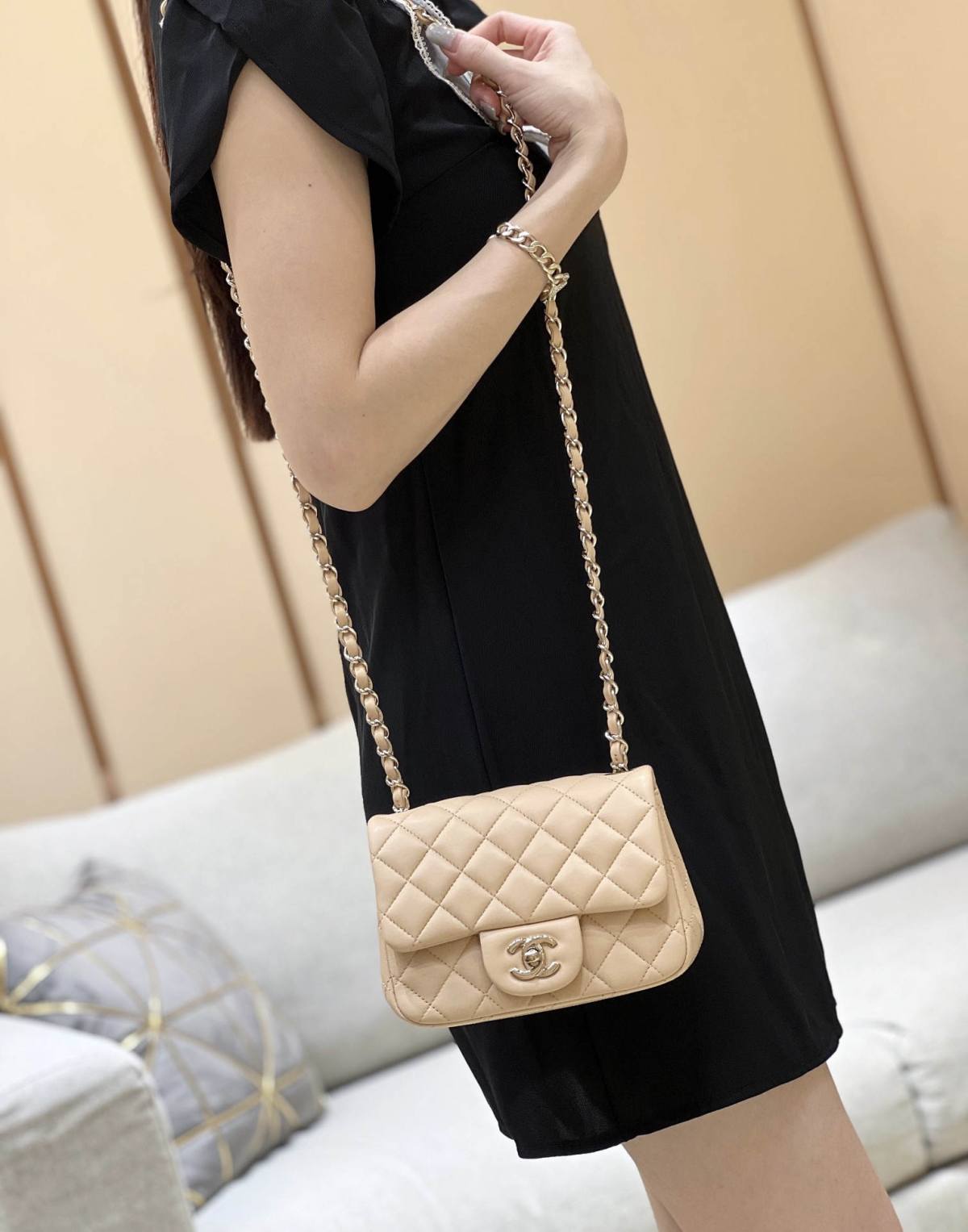 Ellebag’s Top-Grade Replica of the Chanel Mini Flap Bag: A 17cm Light Beige Lambskin with Champagne Gold Hardware(2025 Feb Updated)-Best Quality Replica designer Bag factory in China