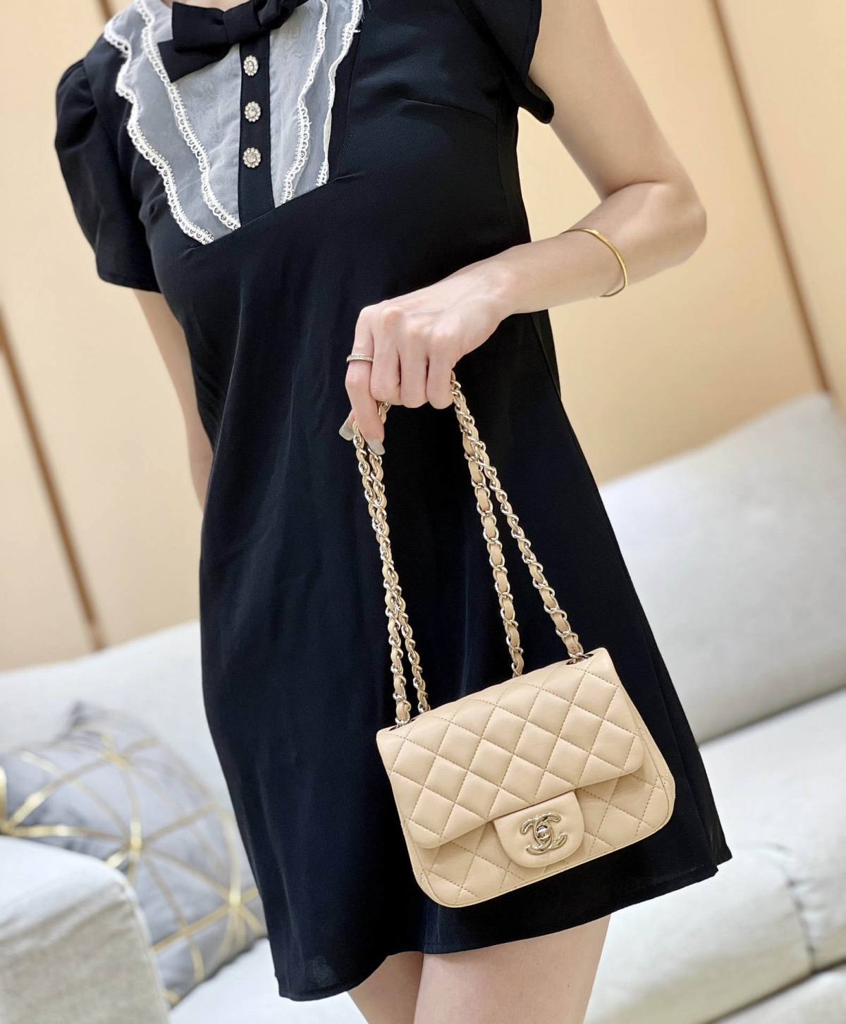 Ellebag’s Top-Grade Replica of the Chanel Mini Flap Bag: A 17cm Light Beige Lambskin with Champagne Gold Hardware(2025 Feb Updated)-Best Quality Replica designer Bag factory in China