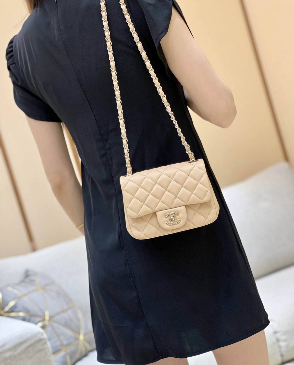 Ellebag’s Top-Grade Replica of the Chanel Mini Flap Bag: A 17cm Light Beige Lambskin with Champagne Gold Hardware(2025 Feb Updated)-Best Quality Replica designer Bag factory in China