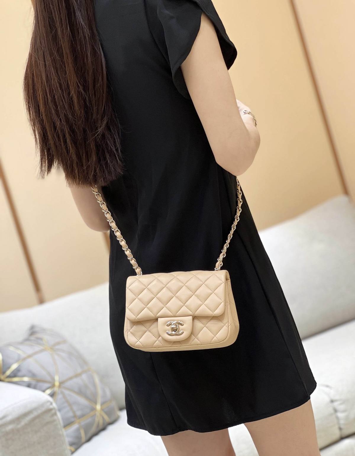 Ellebag’s Top-Grade Replica of the Chanel Mini Flap Bag: A 17cm Light Beige Lambskin with Champagne Gold Hardware(2025 Feb Updated)-Best Quality Replica designer Bag factory in China