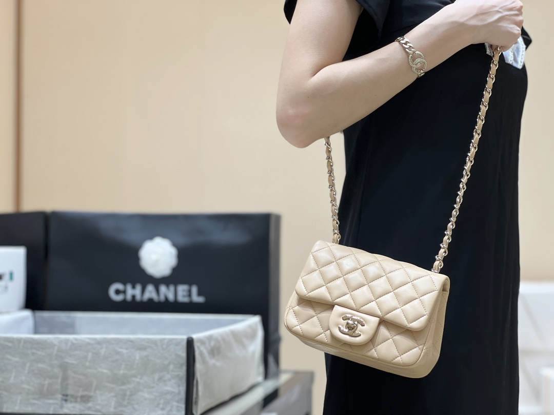 Ellebag’s Top-Grade Replica of the Chanel Mini Flap Bag: A 17cm Light Beige Lambskin with Champagne Gold Hardware(2025 Feb Updated)-Best Quality Replica designer Bag factory in China