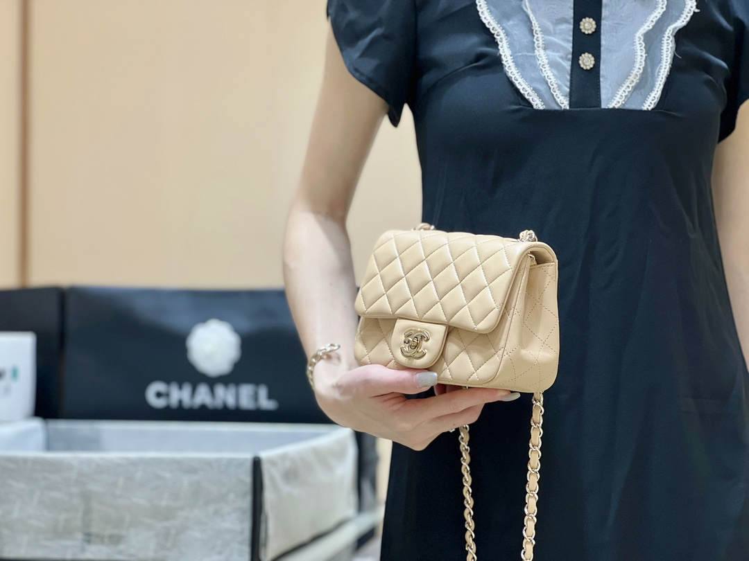 Ellebag’s Top-Grade Replica of the Chanel Mini Flap Bag: A 17cm Light Beige Lambskin with Champagne Gold Hardware(2025 Feb Updated)-Best Quality Replica designer Bag factory in China