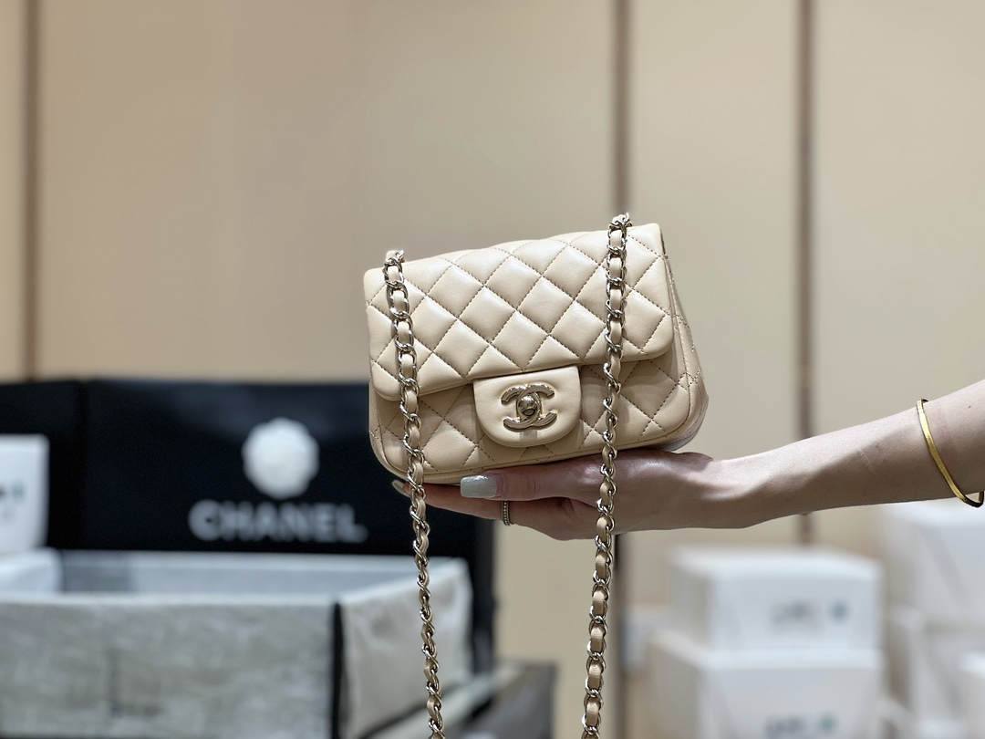 Ellebag’s Top-Grade Replica of the Chanel Mini Flap Bag: A 17cm Light Beige Lambskin with Champagne Gold Hardware(2025 Feb Updated)-Best Quality Replica designer Bag factory in China