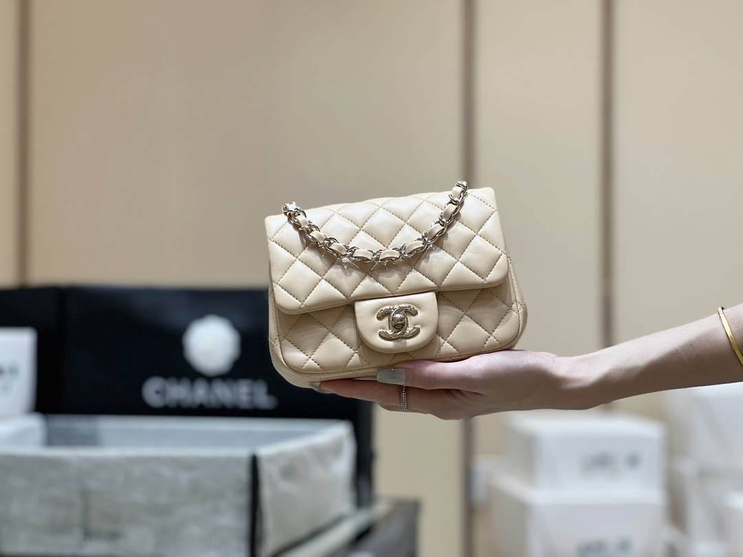 Ellebag’s Top-Grade Replica of the Chanel Mini Flap Bag: A 17cm Light Beige Lambskin with Champagne Gold Hardware(2025 Feb Updated)-Best Quality Replica designer Bag factory in China