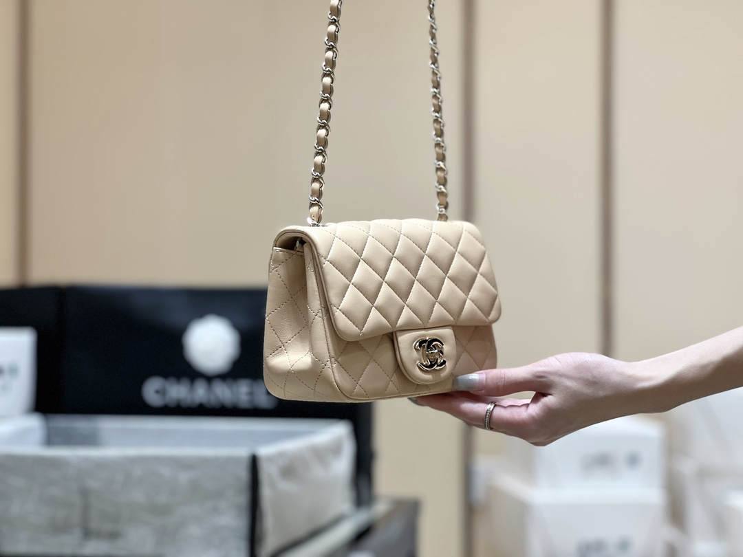 Ellebag’s Top-Grade Replica of the Chanel Mini Flap Bag: A 17cm Light Beige Lambskin with Champagne Gold Hardware(2025 Feb Updated)-Best Quality Replica designer Bag factory in China