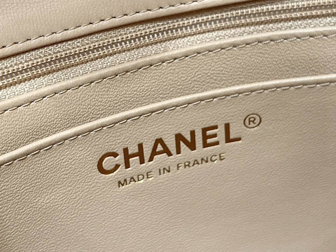 Ellebag’s Top-Grade Replica of the Chanel Mini Flap Bag: A 17cm Light Beige Lambskin with Champagne Gold Hardware(2025 Feb Updated)-Best Quality Replica designer Bag factory in China