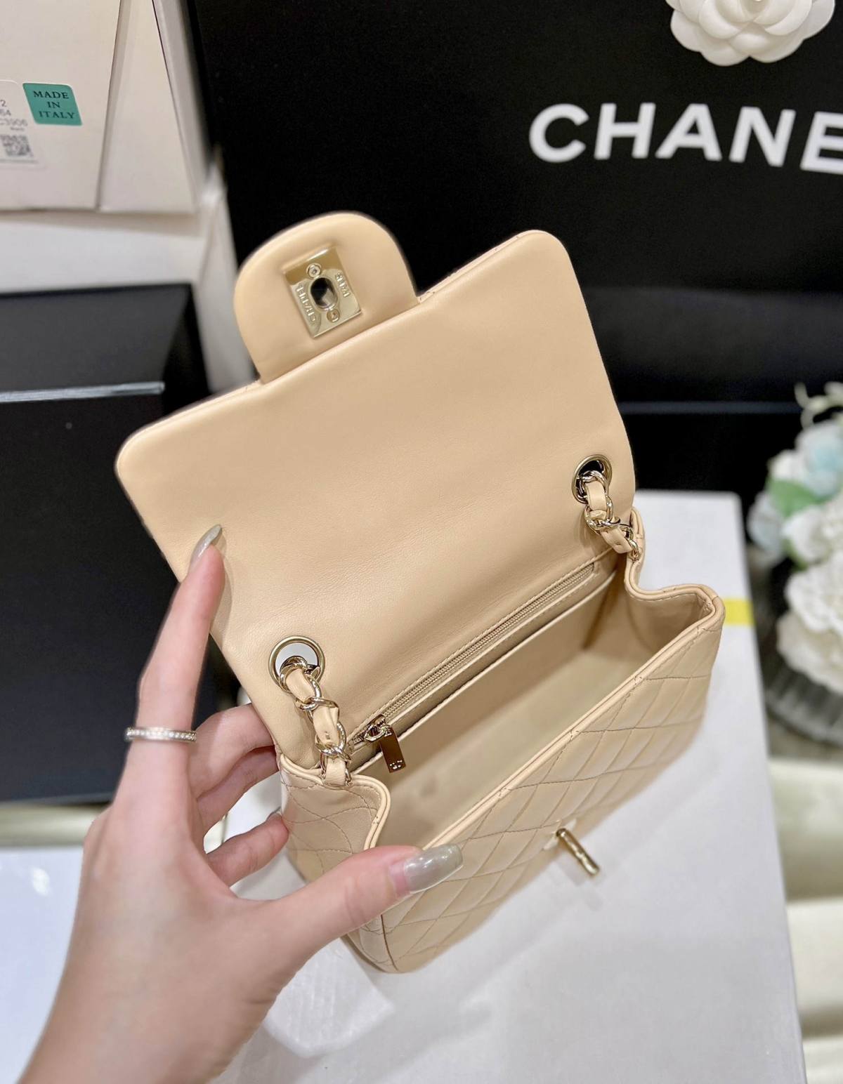 Ellebag’s Top-Grade Replica of the Chanel Mini Flap Bag: A 17cm Light Beige Lambskin with Champagne Gold Hardware(2025 Feb Updated)-Best Quality Replica designer Bag factory in China