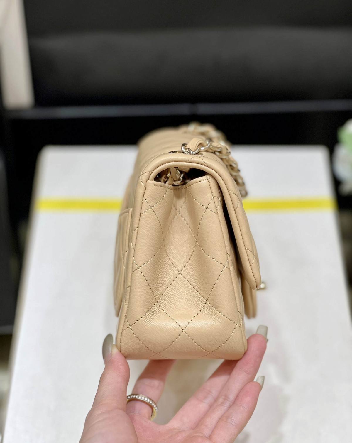 Ellebag’s Top-Grade Replica of the Chanel Mini Flap Bag: A 17cm Light Beige Lambskin with Champagne Gold Hardware(2025 Feb Updated)-Best Quality Replica designer Bag factory in China