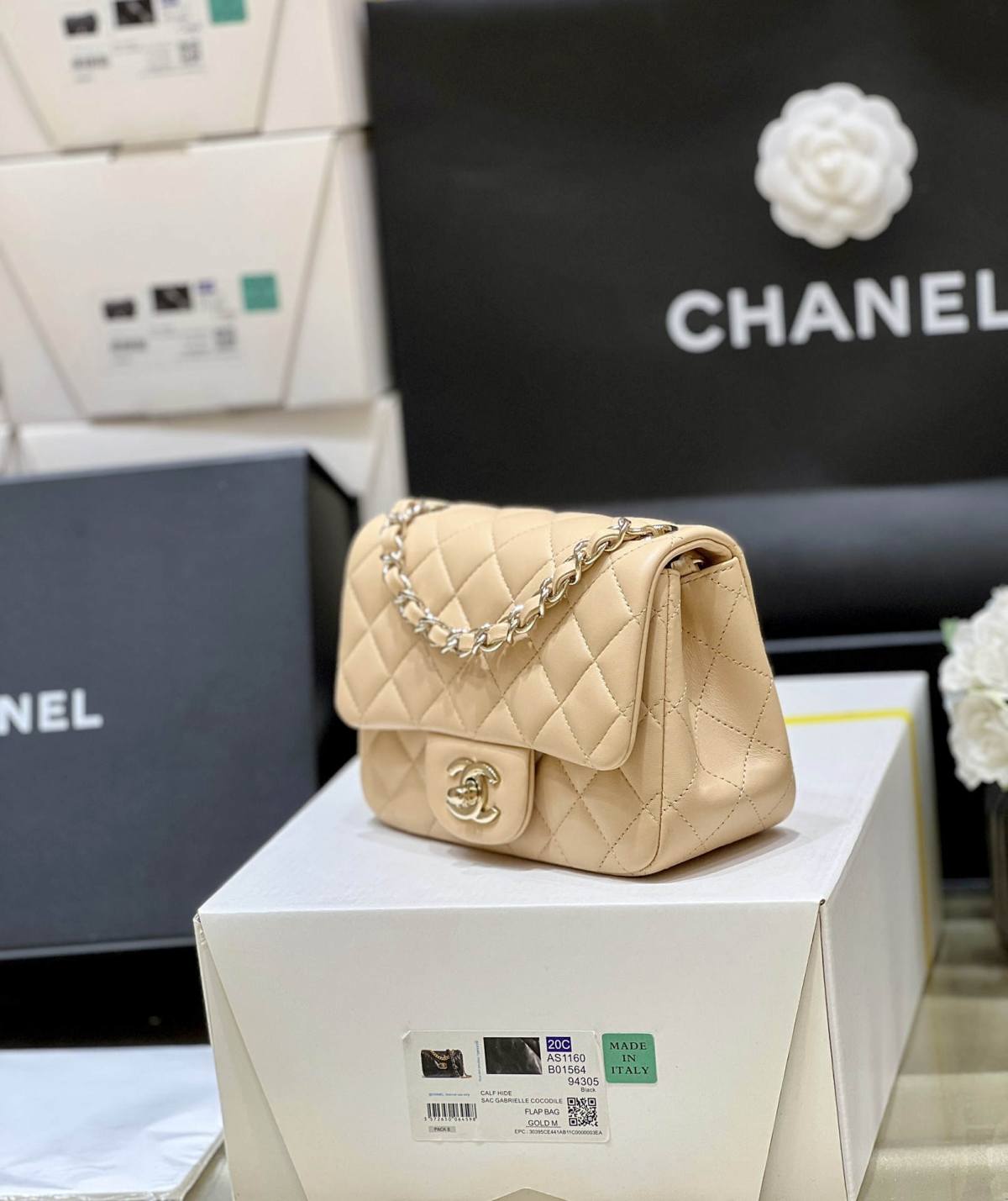 Ellebag’s Top-Grade Replica of the Chanel Mini Flap Bag: A 17cm Light Beige Lambskin with Champagne Gold Hardware(2025 Feb Updated)-Best Quality Replica designer Bag factory in China