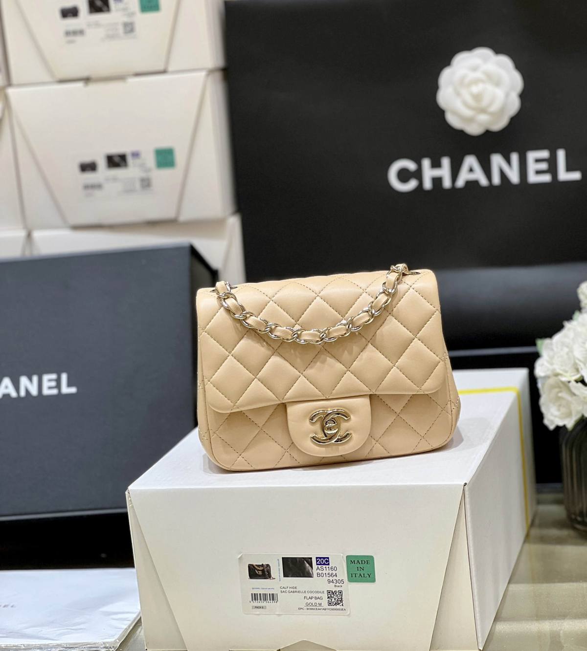 Ellebag’s Top-Grade Replica of the Chanel Mini Flap Bag: A 17cm Light Beige Lambskin with Champagne Gold Hardware(2025 Feb Updated)-Best Quality Replica designer Bag factory in China