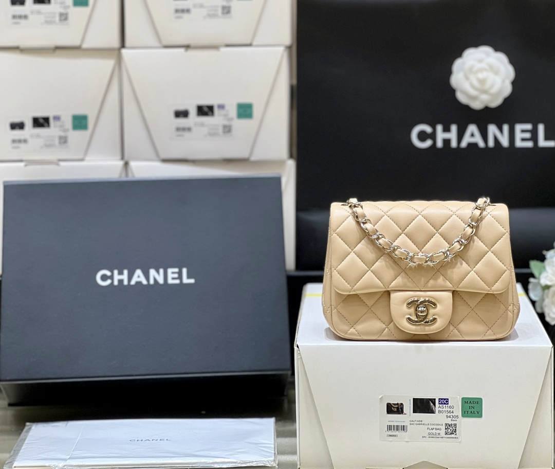 Ellebag’s Top-Grade Replica of the Chanel Mini Flap Bag: A 17cm Light Beige Lambskin with Champagne Gold Hardware(2025 Feb Updated)-Best Quality Replica designer Bag factory in China