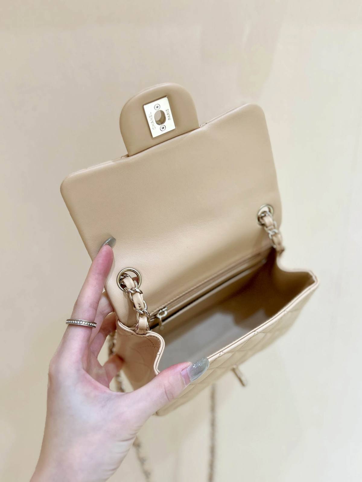 Ellebag’s Top-Grade Replica of the Chanel Mini Flap Bag: A 17cm Light Beige Lambskin with Champagne Gold Hardware(2025 Feb Updated)-Best Quality Replica designer Bag factory in China