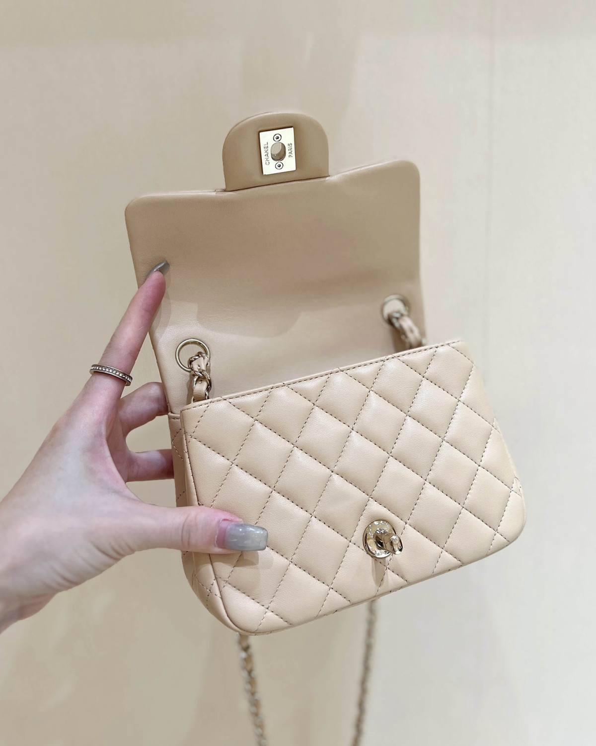 Ellebag’s Top-Grade Replica of the Chanel Mini Flap Bag: A 17cm Light Beige Lambskin with Champagne Gold Hardware(2025 Feb Updated)-Best Quality Replica designer Bag factory in China