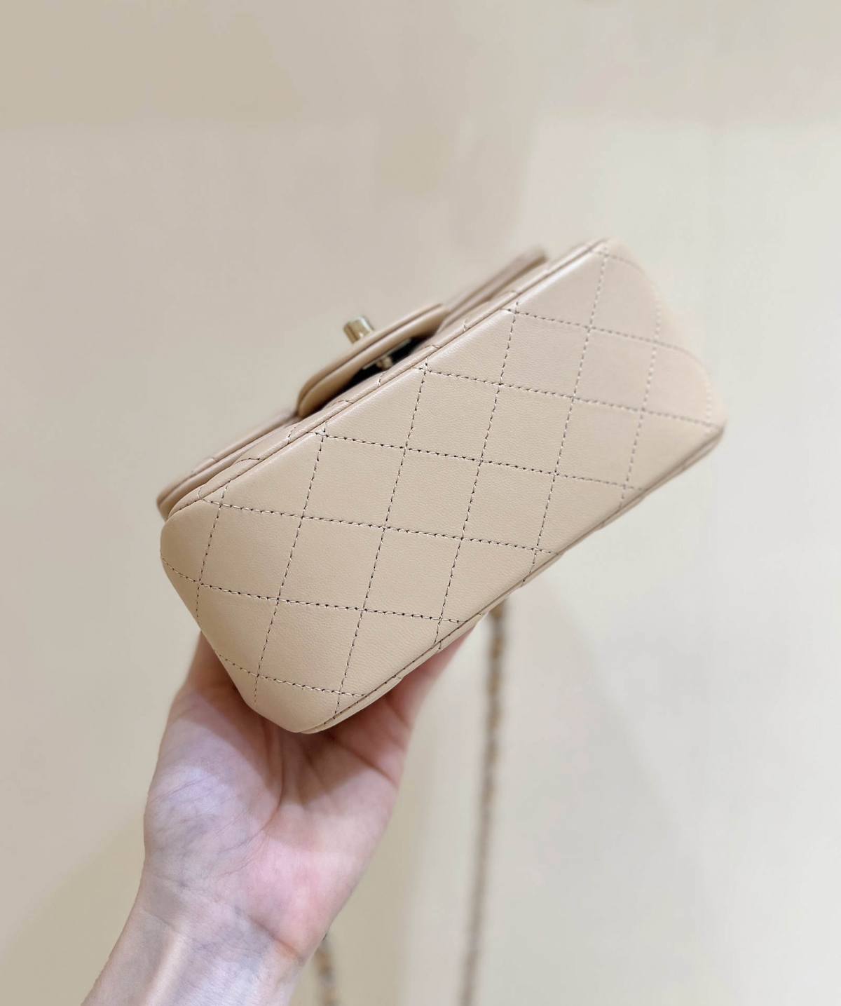 Ellebag’s Top-Grade Replica of the Chanel Mini Flap Bag: A 17cm Light Beige Lambskin with Champagne Gold Hardware(2025 Feb Updated)-Best Quality Replica designer Bag factory in China