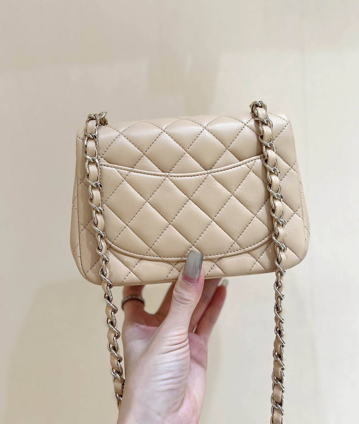 Ellebag’s Top-Grade Replica of the Chanel Mini Flap Bag: A 17cm Light Beige Lambskin with Champagne Gold Hardware(2025 Feb Updated)-Best Quality Replica designer Bag factory in China