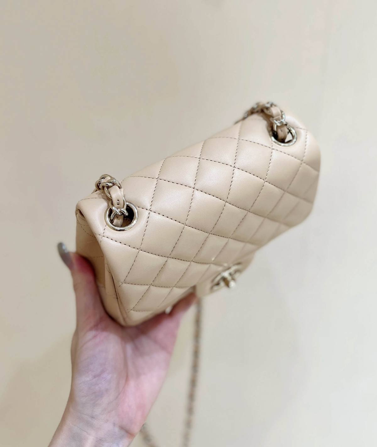 Ellebag’s Top-Grade Replica of the Chanel Mini Flap Bag: A 17cm Light Beige Lambskin with Champagne Gold Hardware(2025 Feb Updated)-Best Quality Replica designer Bag factory in China