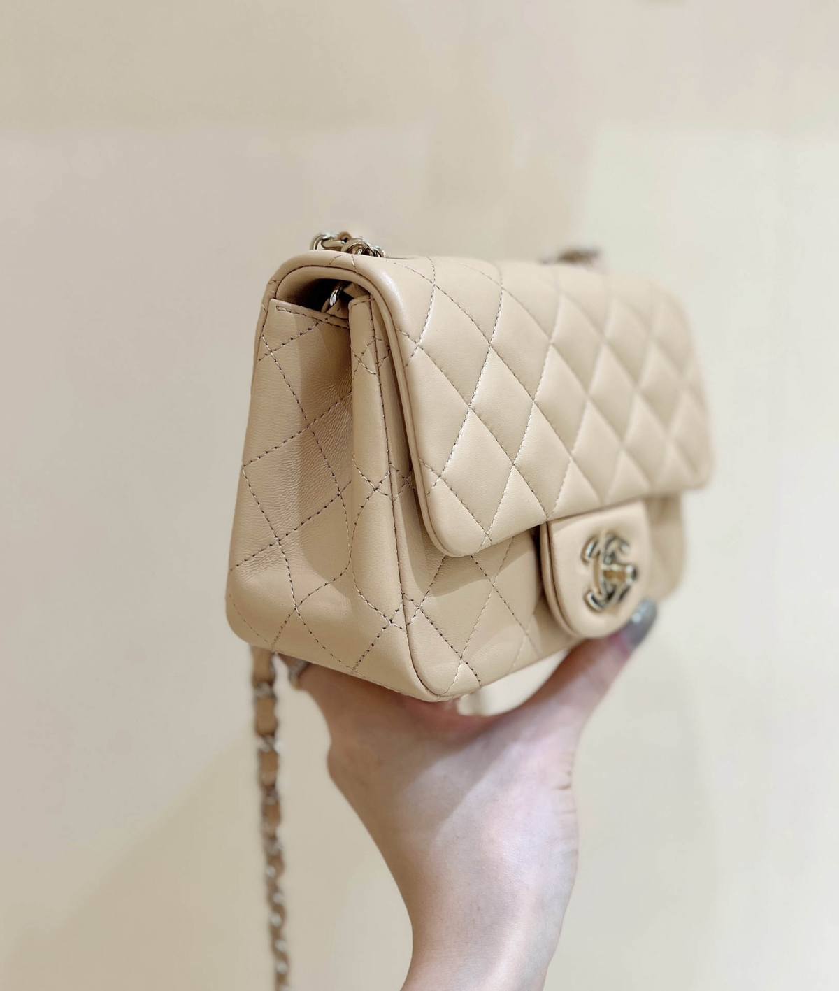 Ellebag’s Top-Grade Replica of the Chanel Mini Flap Bag: A 17cm Light Beige Lambskin with Champagne Gold Hardware(2025 Feb Updated)-Best Quality Replica designer Bag factory in China