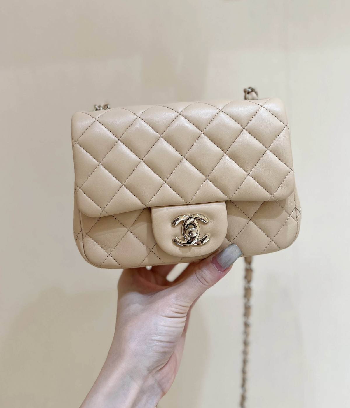 Ellebag’s Top-Grade Replica of the Chanel Mini Flap Bag: A 17cm Light Beige Lambskin with Champagne Gold Hardware(2025 Feb Updated)-Best Quality Replica designer Bag factory in China