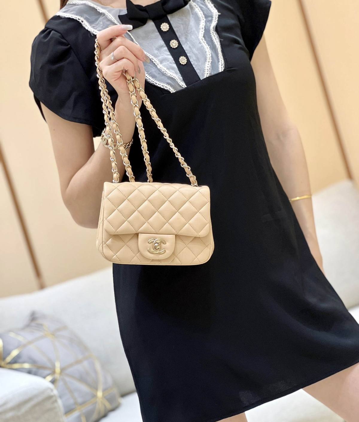 Ellebag’s Top-Grade Replica of the Chanel Mini Flap Bag: A 17cm Light Beige Lambskin with Champagne Gold Hardware(2025 Feb Updated)-Best Quality Replica designer Bag factory in China