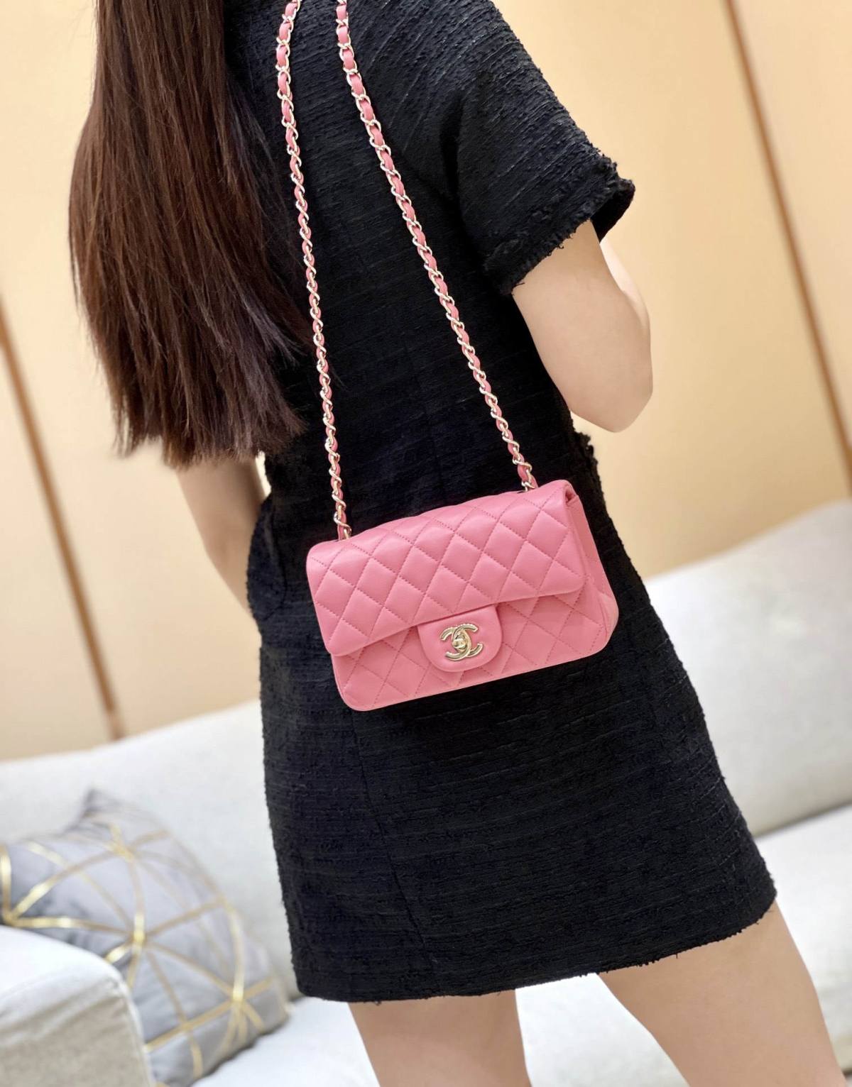 Ellebag’s Top-Grade Replica of the Chanel Mini Flap Bag: A 20cm Deep Pink Lambskin with Champagne Gold Hardware(2025 Feb Updated)-Best Quality Replica designer Bag factory in China