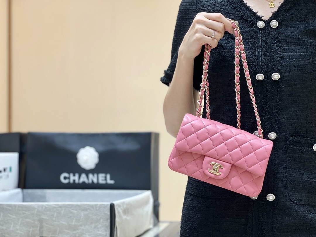 Ellebag’s Top-Grade Replica of the Chanel Mini Flap Bag: A 20cm Deep Pink Lambskin with Champagne Gold Hardware(2025 Feb Updated)-Best Quality Replica designer Bag factory in China