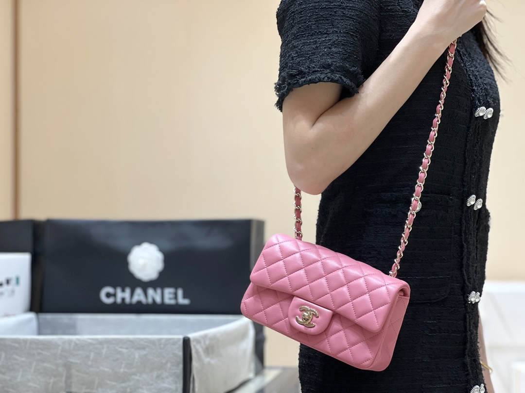 Ellebag’s Top-Grade Replica of the Chanel Mini Flap Bag: A 20cm Deep Pink Lambskin with Champagne Gold Hardware(2025 Feb Updated)-Best Quality Replica designer Bag factory in China