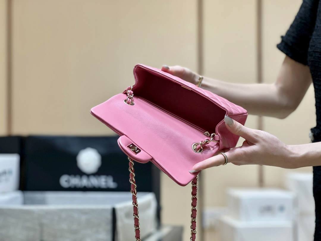 Ellebag’s Top-Grade Replica of the Chanel Mini Flap Bag: A 20cm Deep Pink Lambskin with Champagne Gold Hardware(2025 Feb Updated)-Best Quality Replica designer Bag factory in China