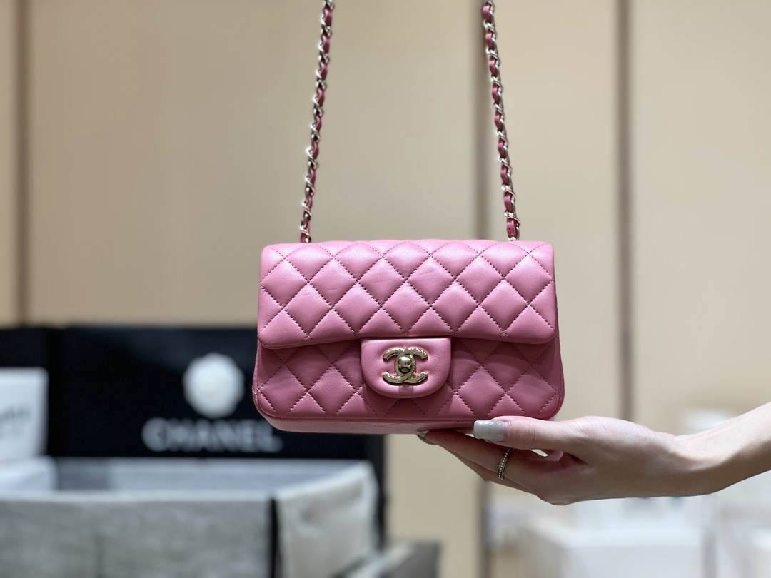 Ellebag’s Top-Grade Replica of the Chanel Mini Flap Bag: A 20cm Deep Pink Lambskin with Champagne Gold Hardware(2025 Feb Updated)-Best Quality Replica designer Bag factory in China