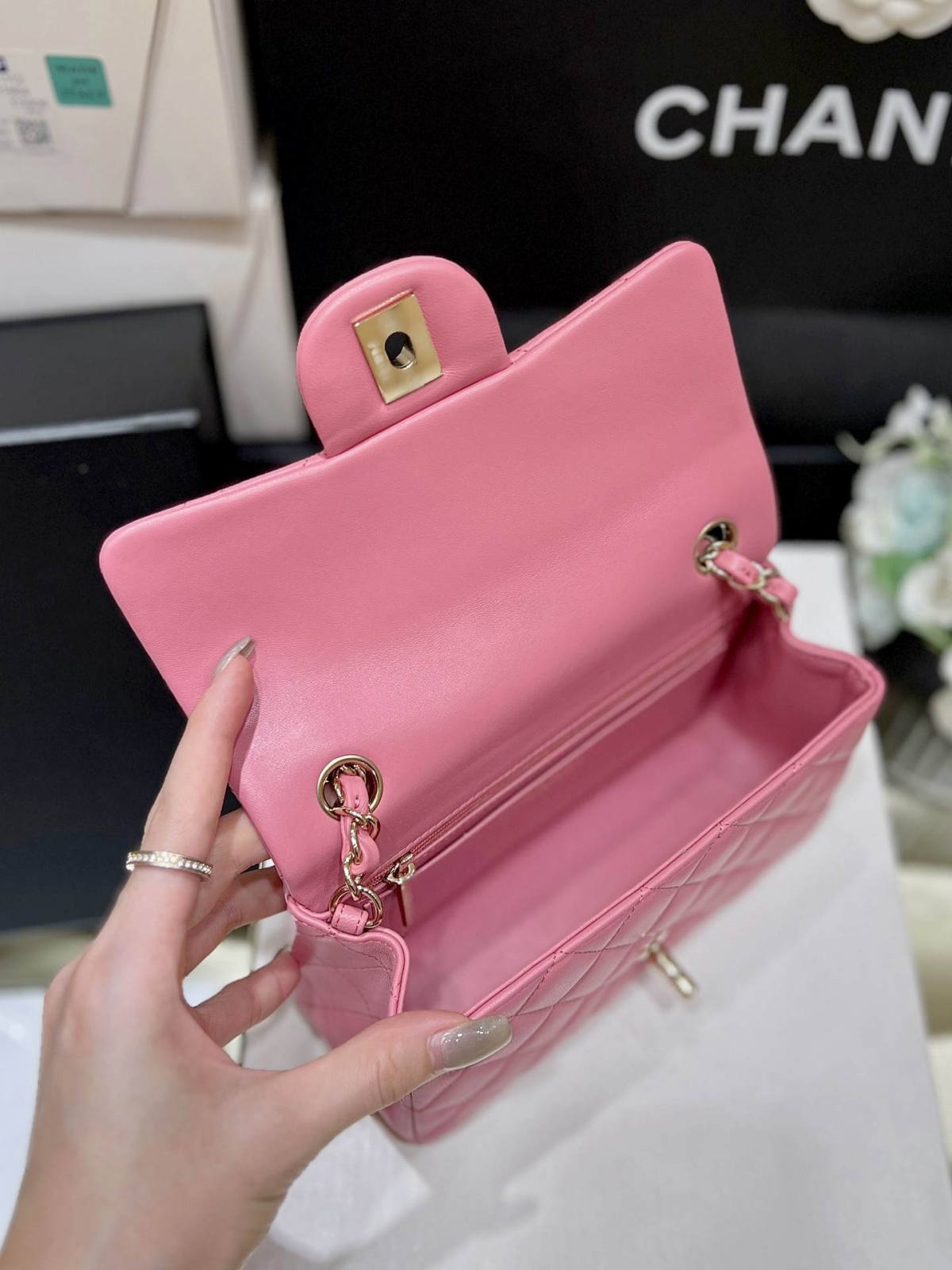 Ellebag’s Top-Grade Replica of the Chanel Mini Flap Bag: A 20cm Deep Pink Lambskin with Champagne Gold Hardware(2025 Feb Updated)-Best Quality Replica designer Bag factory in China