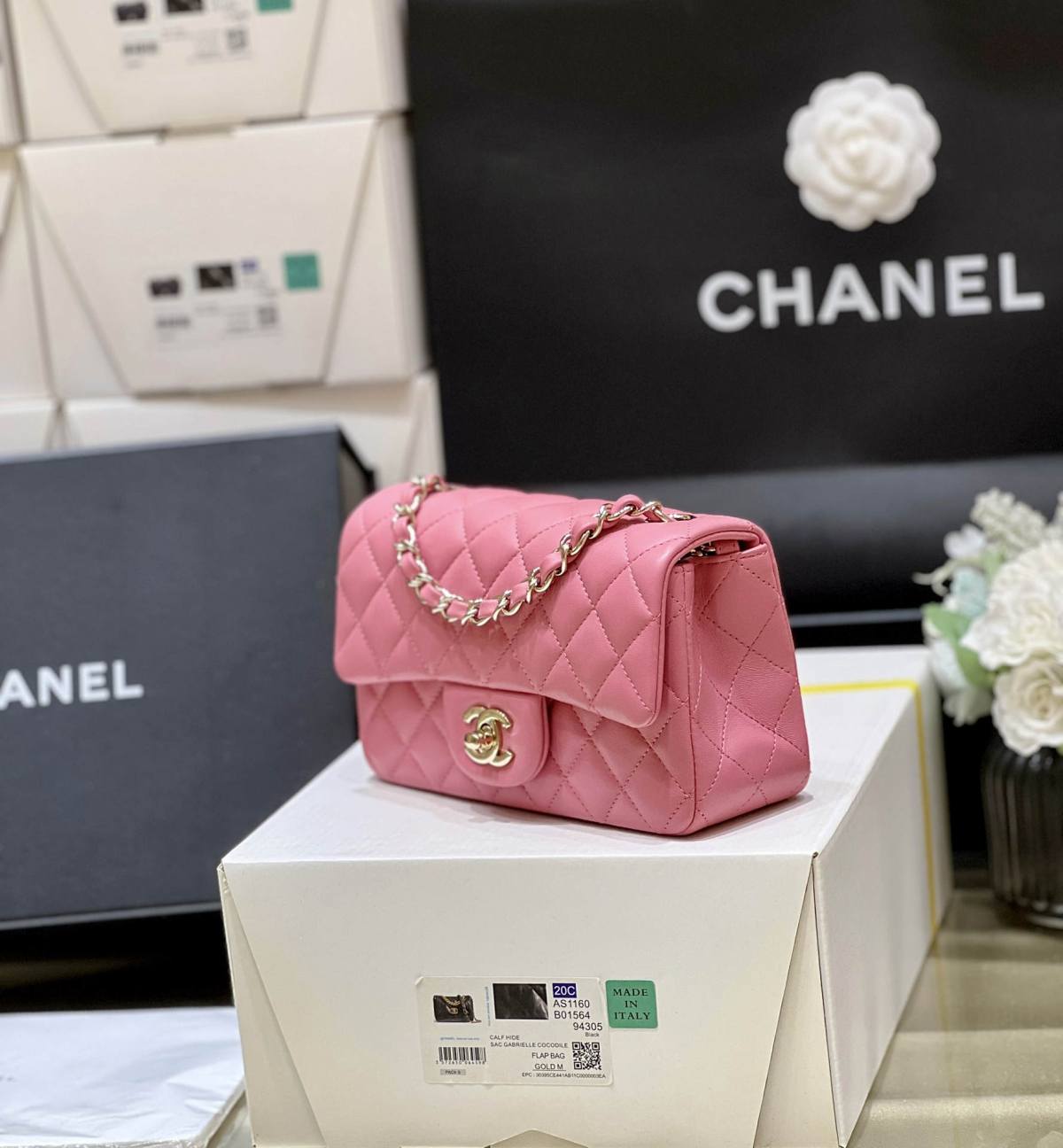 Ellebag’s Top-Grade Replica of the Chanel Mini Flap Bag: A 20cm Deep Pink Lambskin with Champagne Gold Hardware(2025 Feb Updated)-Best Quality Replica designer Bag factory in China