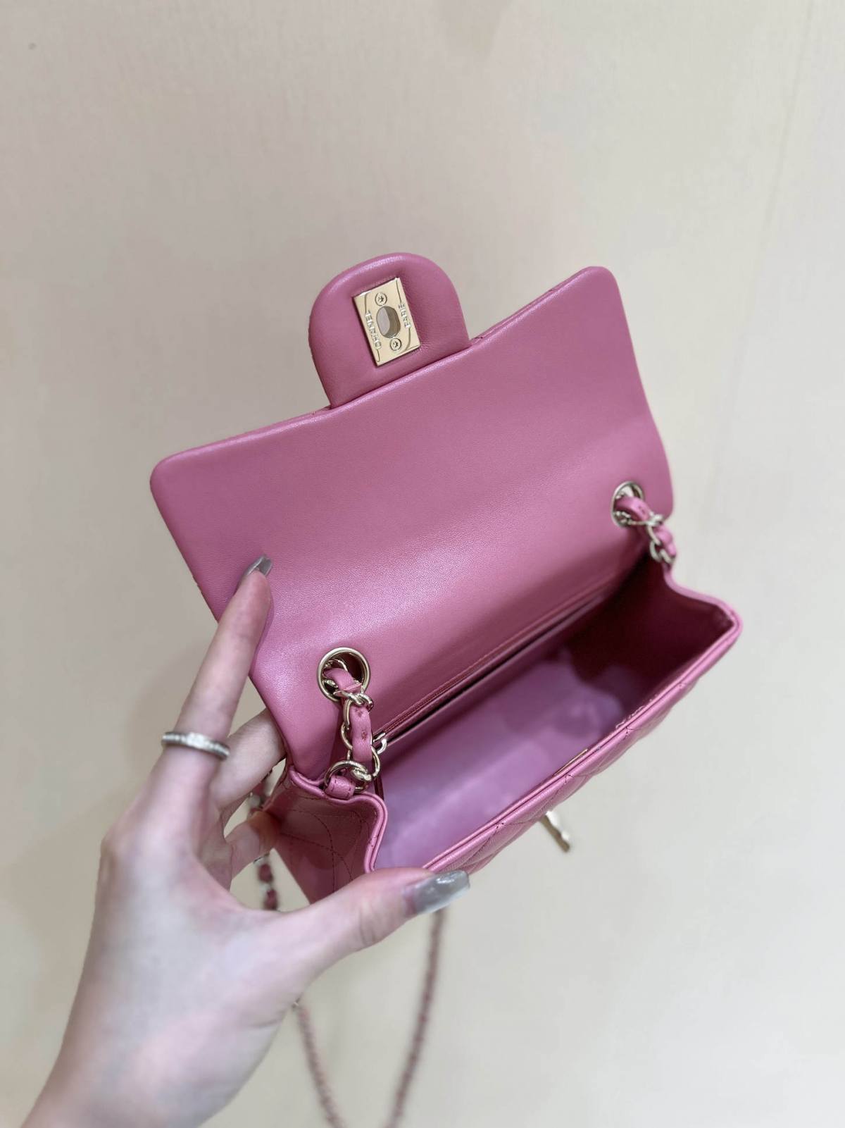 Ellebag’s Top-Grade Replica of the Chanel Mini Flap Bag: A 20cm Deep Pink Lambskin with Champagne Gold Hardware(2025 Feb Updated)-Best Quality Replica designer Bag factory in China