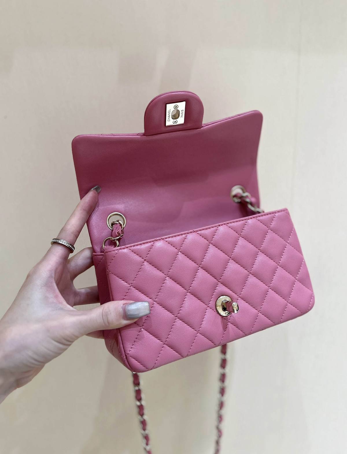 Ellebag’s Top-Grade Replica of the Chanel Mini Flap Bag: A 20cm Deep Pink Lambskin with Champagne Gold Hardware(2025 Feb Updated)-Best Quality Replica designer Bag factory in China