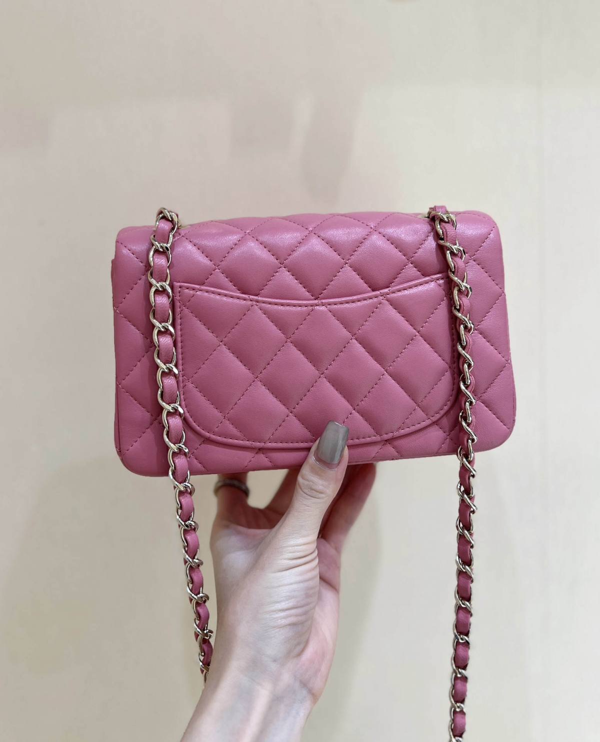 Ellebag’s Top-Grade Replica of the Chanel Mini Flap Bag: A 20cm Deep Pink Lambskin with Champagne Gold Hardware(2025 Feb Updated)-Best Quality Replica designer Bag factory in China