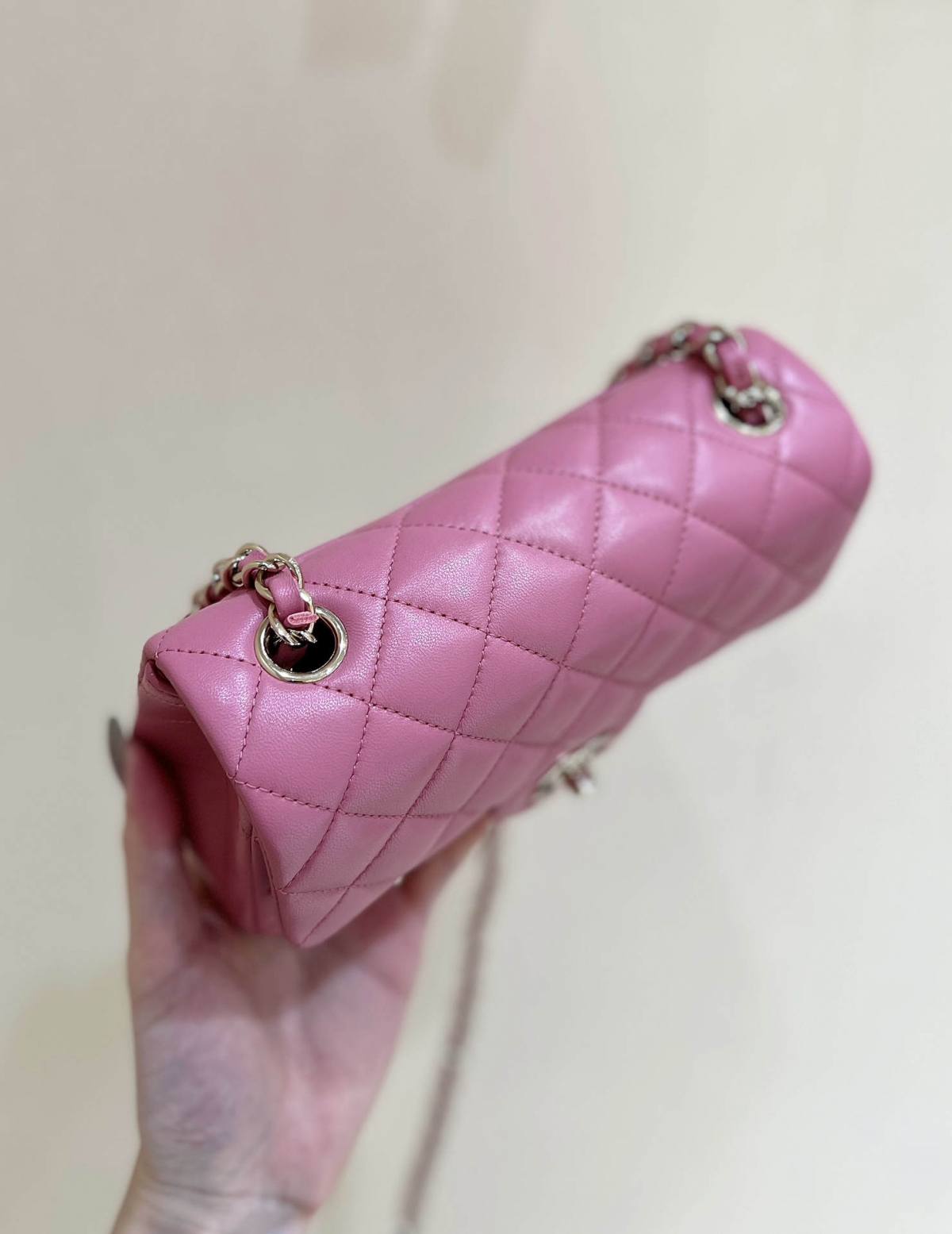 Ellebag’s Top-Grade Replica of the Chanel Mini Flap Bag: A 20cm Deep Pink Lambskin with Champagne Gold Hardware(2025 Feb Updated)-Best Quality Replica designer Bag factory in China