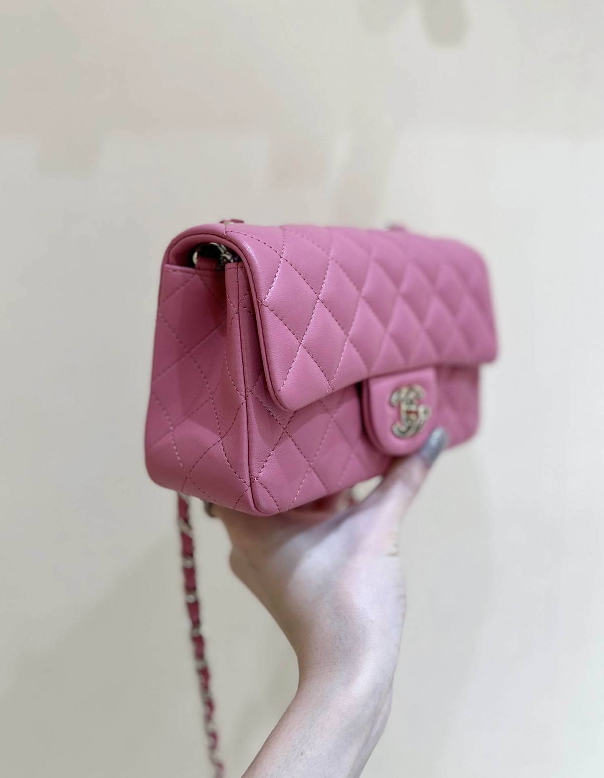 Ellebag’s Top-Grade Replica of the Chanel Mini Flap Bag: A 20cm Deep Pink Lambskin with Champagne Gold Hardware(2025 Feb Updated)-Best Quality Replica designer Bag factory in China